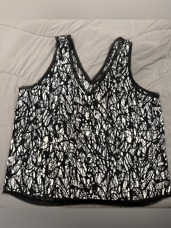 Halogen Tops - Halogen Black & White Abstract Print V-Neck Tank Top Women’s XL